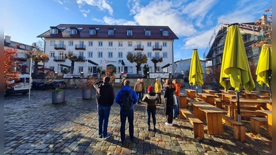 Die Teilnehmerinnen und Teilnehmer des Walkshops am Tutzinger-Hof-Platz. (Foto: RMMSW)