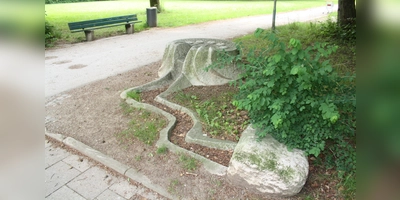 Der Oasenbrunnen in der Grünanlage an der Kemptener Straße: Noch nie hat er gesprudelt. (Foto: job)