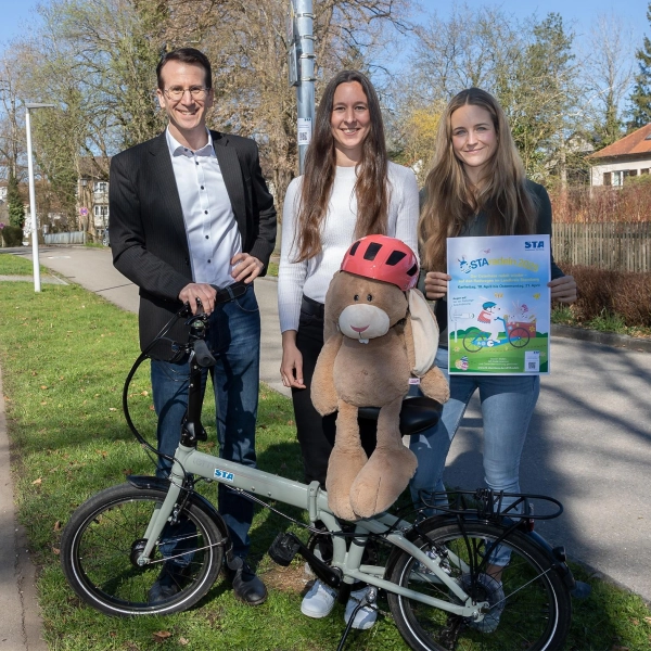 Freuen sich aufs oSTAradeln (v.l.): Landrat Stefan Frey, Radverkehrsbeauftragte Kathrin Theelen und Marie Makowka vom Mobilitätsmarketing des Landratsamtes. Bei allen Aktionen stets mit von der Partie: Radl-Rudi, das Radverkehrs-Maskottchen. (Foto: Stadt Starnberg)