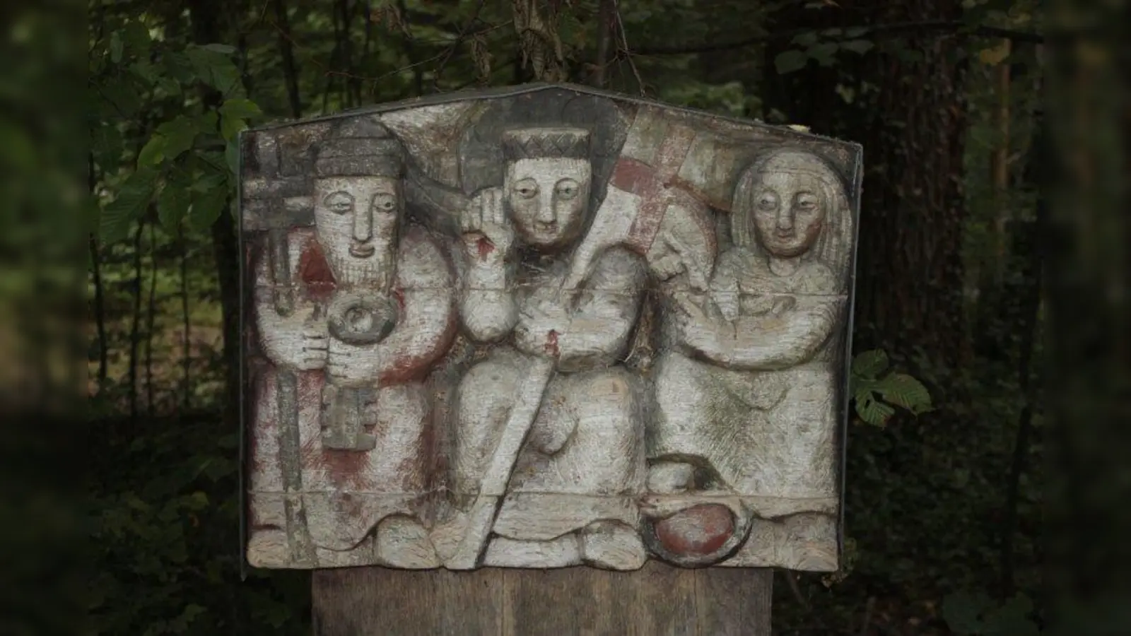 Wo steht dieser hölzerne Bildstock, der eine ganze Reihe davon abschließt? (Foto: job)