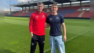 Cheftrainer Sven Bender (links) setzt auf Cornelius Pfeiffer. Jetzt hat der junge Offensivspieler seinen Vertrag in Unterhaching verlängert. (Foto: SpVgg Unterhaching)