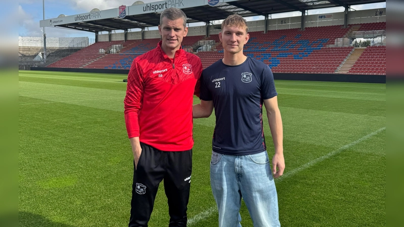 Cheftrainer Sven Bender (links) setzt auf Cornelius Pfeiffer. Jetzt hat der junge Offensivspieler seinen Vertrag in Unterhaching verlängert. (Foto: SpVgg Unterhaching)