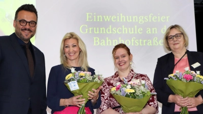 Unterföhrings neuer Bürgermeister Florian Klietsch überreichte Blumen an (von links) Rektorin Claudia Denzinger, Konrektorin Nina Lokare und Gisela Nominacher-Ulrich aus dem Schulsekretariat. (Foto: Gemeinde Ufg/mic)