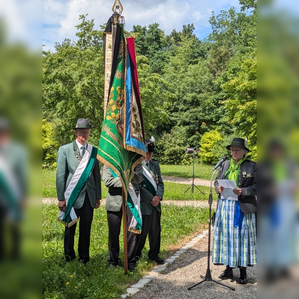 Eine Fahnenabordnung mit Kassiererin Elfriede Liebhart war bei der Beisetzung von Hans Reiser dabei.<br> (Foto: SG Frohsinn)