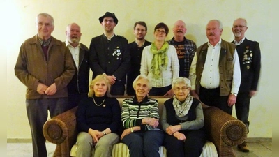 Erfolgreicher Abschluss bei den Traubinger Altschützen. Beim letzten Schießen der Saison wurden die Meister der jeweiligen Klassen ausgezeichnet. <br>In der Schützenklasse A gewann der neue Schützenmeister Andreas Lörke die Vereinsmeisterschaft vor Peter Klement und Toni Bürkner. In der B-Klasse wurde Alexander Frieser neuer Vereinsmeister. Ihm folgten Christian Kapser und Elisabeth Zachmann auf die Podiumsränge. <br>Bei den Auflageschützen ergatterte  Rudi Popp die Meisterschaft vor Wolfgang Lörke und James Jenkins (A-Klasse). In der B-Klasse der Auflageschützen machten drei Damen das Rennen. Marianne Roger siegte vor Erna Klostermeier und Elfriede Plank. <br>Von links nach rechts stehend: Rudi Popp, James Jenkins, Andreas Lörke, Christian Kapser, Elisabeth Zachmann, Peter Klemet, Wolfgang Lörke, Richard Willbold.<br>Von links nach rechts sitzend: Elfriede Plank, Erna Klostermeier, Marianne Roger. (Foto: Altschützen Traubing)