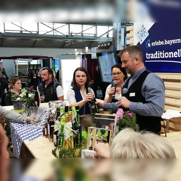 Landkreis und Stadt Freising auf der free: Neben vielen Informationen können die Besucher die Region Freising auch „erschmecken“, zum Beispiel durch den Hopfen-Secco aus Au. (Foto: LRA Freising)