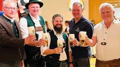 Berno Breitruck, Bürgermeister Stefan Schelle, Brauer Johann Griebl, Florian Schärpf und Peter Steinberg (v.l. allesamt Brauereigenossenschaft Oberhaching eG.) stoßen mit dem frisch gebrauten Festbier auf das Jubiläum an.  (Foto: hw)