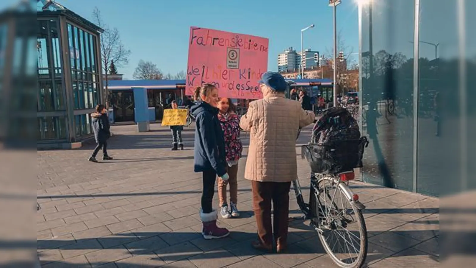 Mit Plakaten machten die Kinder auf ihre Anliegen aufmerksam.	 (Foto: Schule)
