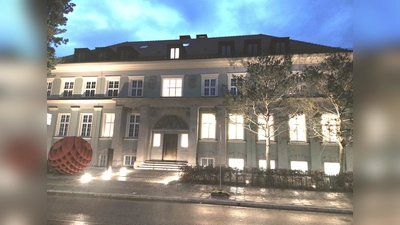 Das Haus in der Friedenstraße 22, ehemals Verwaltungssitz der Rhenania-Spedition, ist mit dem Fassadenpreis 2024 ausgezeichnet worden. (Foto: bas)