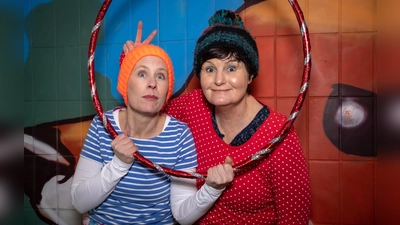 Karin Ertl (links) und Heike Lacher kommen mit ihrem Kinderimprotheater in den Stemmerhof. (Foto:  fotfidelity.eu)