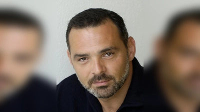 Marienhof-Star Giovanni Arvaneh spielt am Freitag in der romantischen Komödie „Romance in D“ im Kupferhaus. (Foto: pi)