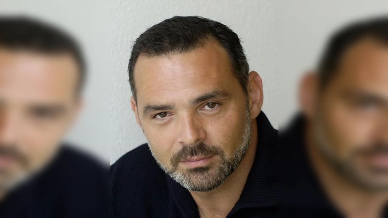 Marienhof-Star Giovanni Arvaneh spielt am Freitag in der romantischen Komödie „Romance in D“ im Kupferhaus. (Foto: pi)