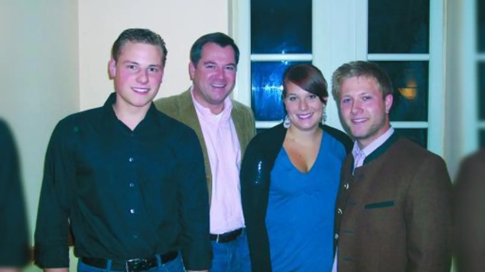 Florian Sperl (r.), Vorsitzender der JU Allach-Untermenzing, mit seinen Stellvertretern Martin Listl (l.) und Louisa Neumann (2.v.r.) sowie Stadtrat Josef Schmid. (Foto: pi)