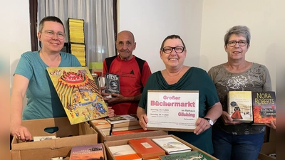 Bereiten den Büchermarkt vor, v.l.: Isabelle Feix, Norbert Feix, Tina Reuther und Marion Feix. (Foto: pst)