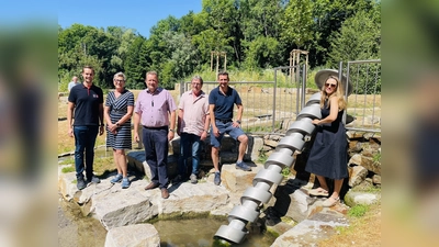 (v.l.n.r.): Andreas Reinhold (Inhaber / Meister Reinhold Stahl - Metallbau GmbH), Sabine Vilano (Leiterin Abteilung Tiefbau), Bürgermeister Peter Köstler, Peter Mitschke (Garten- und Landschaftsbau Peter Mitschke), Christian Geier (Leiter Betriebshof)und Oksana Paramud (Abteilung Umwelt) freuen sich beim Pressetermin über die Eröffnung des Wasserspielplatzes. (Foto: Gemeinde Gräfelfing)