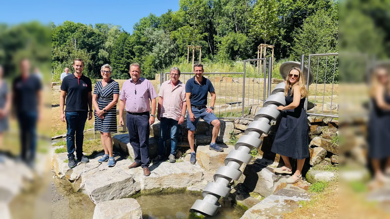 (v.l.n.r.): Andreas Reinhold (Inhaber / Meister Reinhold Stahl - Metallbau GmbH), Sabine Vilano (Leiterin Abteilung Tiefbau), Bürgermeister Peter Köstler, Peter Mitschke (Garten- und Landschaftsbau Peter Mitschke), Christian Geier (Leiter Betriebshof)und Oksana Paramud (Abteilung Umwelt) freuen sich beim Pressetermin über die Eröffnung des Wasserspielplatzes. (Foto: Gemeinde Gräfelfing)