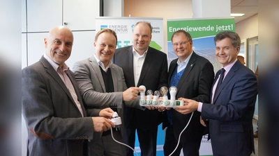 Feierten gemeinsam die Eröffnung der ersten Energie Agentur im Landkreis München (v.l.) Hans-Gröbmayr, Landrat Robert Niedergesäß (Ebersberg), Landrat Christoph Göbel (Landkreis München), Bürgermeister Wolfgang Panzer und Wolfgang Geisinger. (Foto: hw)