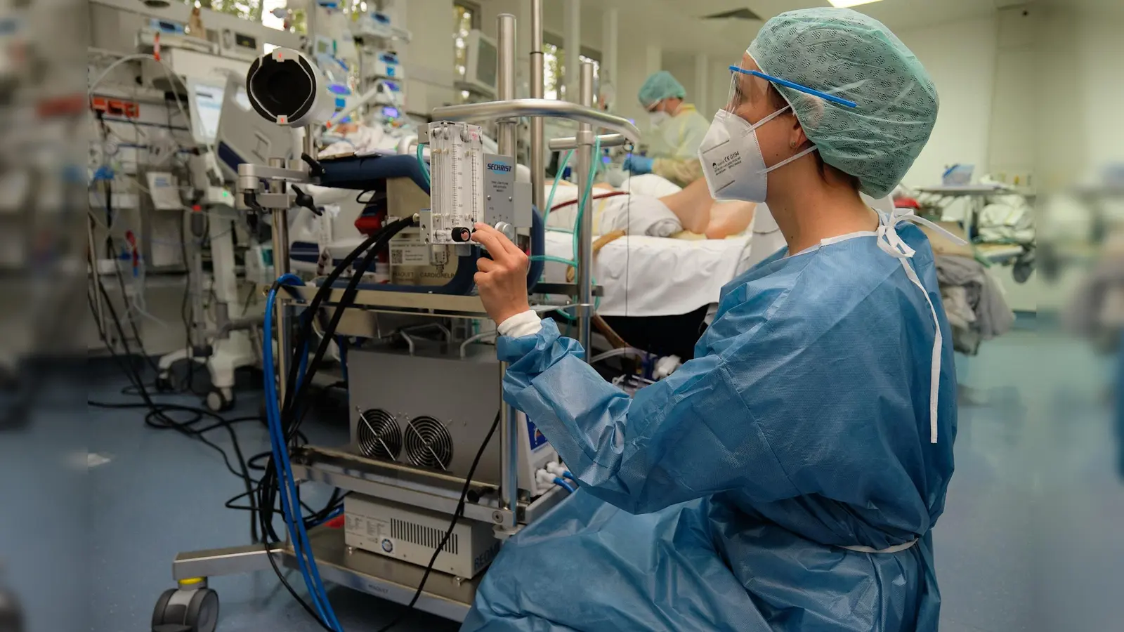 Seit der vierten Welle werden Covid-Intensivpatienten unter anderem an der ECMO („künstliche Lunge“) angeschlossen. Diese sind in der vierten Welle auf der Intensivstation der München Klinik Harlaching entstanden.  (Foto: Klaus Krischock)