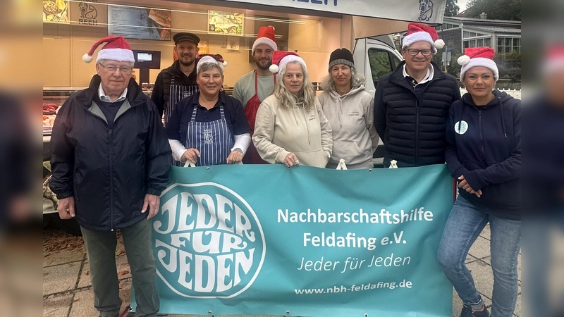 Reinhold Jauernek (NBH, l.) mit den Weihnachtsmännern und -frauen vom Feldafinger Wochenmarkt (v.l.) Johannes Risse, Britta Schwabl, Schwarzhuber Lucas, Corinna Schultz-Wild, Rosemarie Glas sowie Michael Jirsa (NBH) und Christin Walter (NBH). (Foto: NBH Feldafing)