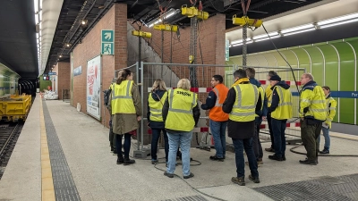 Projektleiter Elias Habersetzer erklärt die Erneuerung der Rolltreppen am Partnachplatz. (Foto: SWM/MVG)