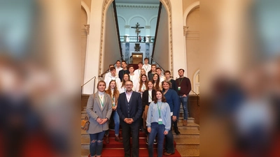 MdL Thomas Huber mit den Schülern auf der steinernen Treppe des Maximilianeum. (Foto: MdL)