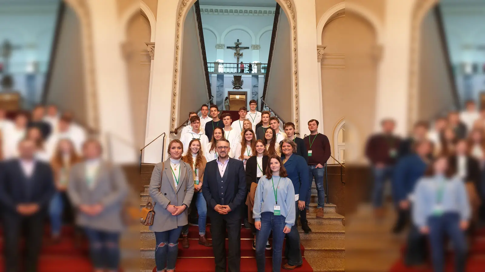 MdL Thomas Huber mit den Schülern auf der steinernen Treppe des Maximilianeum. (Foto: MdL)