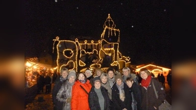 Am vergangenen Mittwoch machten sich 14 Damen der Ladies Day Gruppe vom Golfclub Rottbach mit ihrem Ladys-Captain Geli Rohde auf den Weg nach Abendsberg, um in der golflosen Weihnachtszeit den Christkindlmarkt zu besuchen.<br>Neben Glühwein, Feuerzangenbowle und den markttypischen Leckereien waren der Höhepunkt des Ausflugs eine  Abendsberger Bierwelt Führung und die Besteigung des 36 Meter hohen Hundertwasser-Turms. Fazit: ein rundum gelungener Ausflug der Rottbacher Golfdamen. (Foto: Privat)