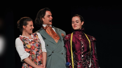 V.l.n.r: Rosalie (Simone Krischke), Kauz (Mathis Manz), Madame Storch (Romana Wagner) (Foto: Peter Holz)