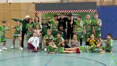 Die E-Jugend des TSV präsentiert sich stolz vor dem Tor. Nach dem erfolgreichen Heimspieltag freut man sich schon auf die Rückrunde. (Foto: TSV Schleißheim)