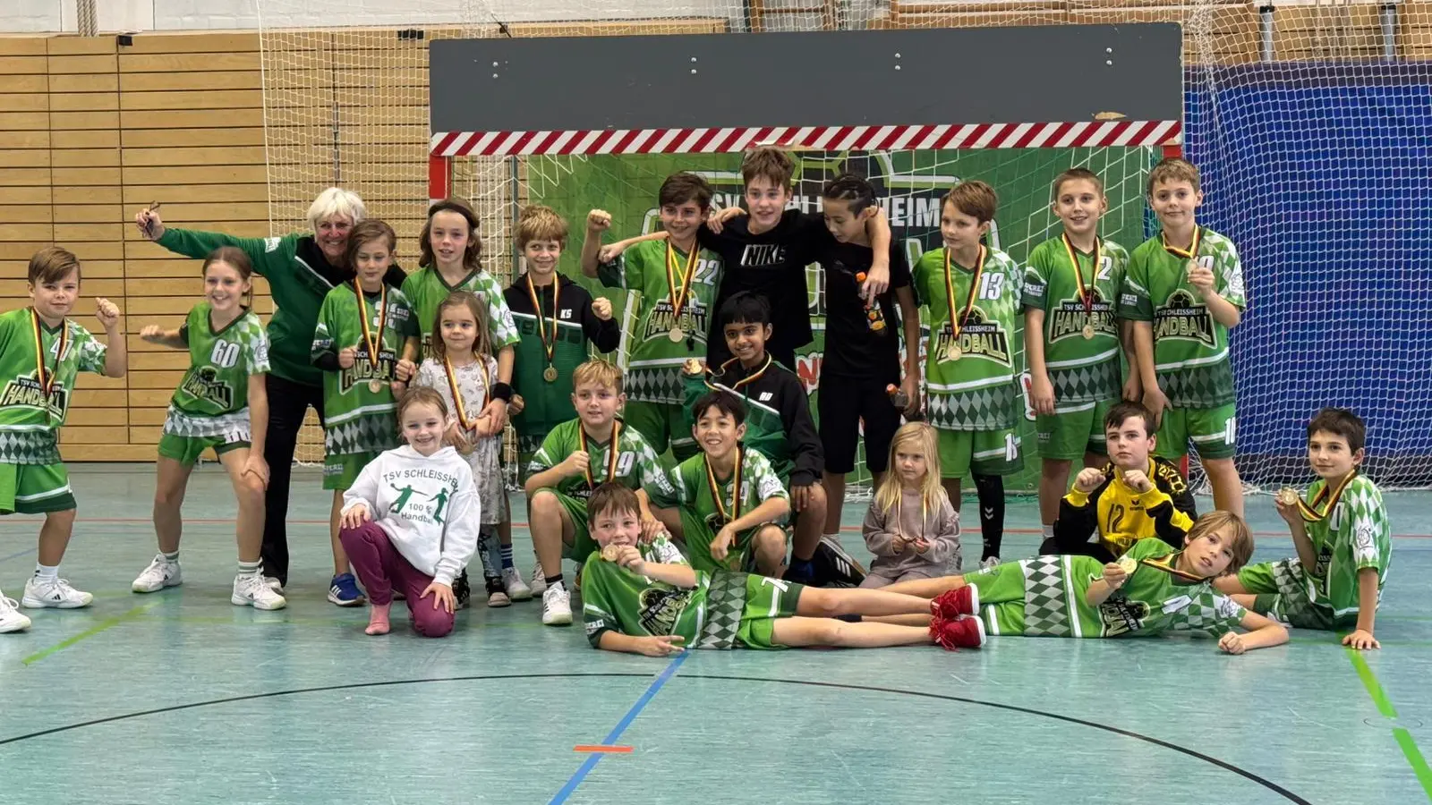 Die E-Jugend des TSV präsentiert sich stolz vor dem Tor. Nach dem erfolgreichen Heimspieltag freut man sich schon auf die Rückrunde. (Foto: TSV Schleißheim)