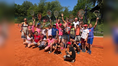 Mit abwechslungsreichen Übungen lernten die neun- bis zehnjährigen Kinder den Umgang mit Schläger und der gelben Filzkugel. (Foto: Marijke Manhold)