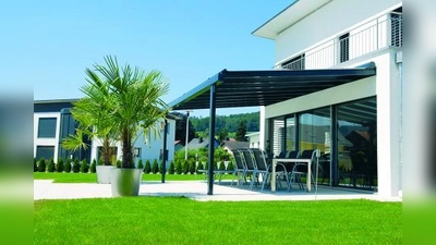 Mit einem Glasdach dauert der Terrassensommer länger. (Foto: djd/Klaiber Sonnen- und Wetter)