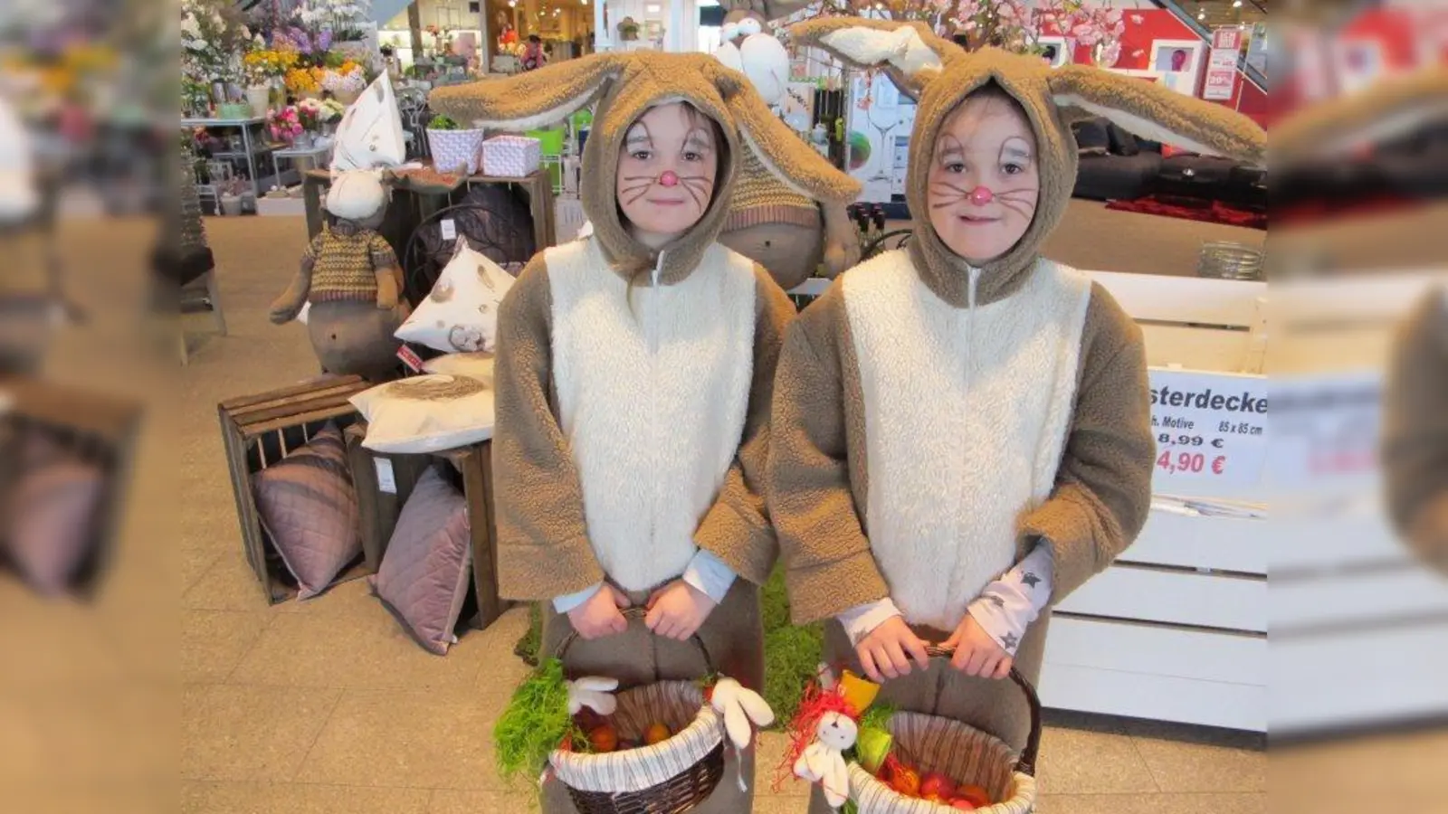 Niedliche Osterhäschen begrüßen die Ostermarktbesucher mit Glückslosen und süßen Naschereien. (Foto: MoebelCentrale)