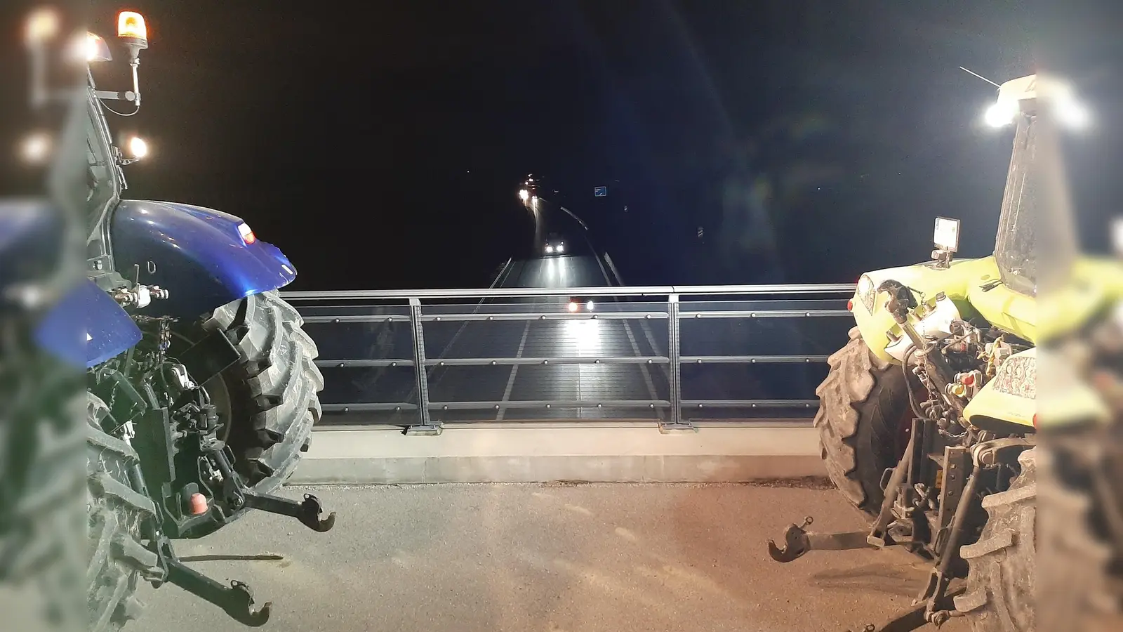 Zum stillen Protest versammelten sich Landwirte wie hier bei Lengdorf auf den Autobahnbrücken nach der Entscheidung im Bundestag am vergangenen Freitag. (Foto: Michael Hamburger)