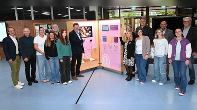 Sie präsentieren stolz die neugestaltete Infobox: das Team von „Ismaning bleibt bunt”, mehrere Bürgermeister der NordAllianz, die Realschulleitung und Mitglieder des Schülerparlaments.  (Foto: Ursula Baumgart)