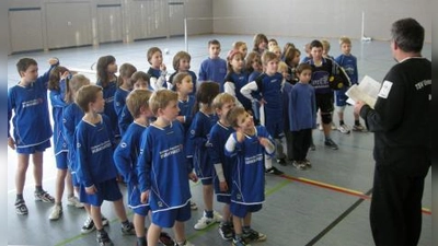 Hier begrüßt Trainer Willi Heinze die beiden jüngsten Nachwuchsmannschaften der Faustballabteilung zur ersten offiziellen Spielrunde in der vereinseigenen Halle. (Foto: Maren Heinze)