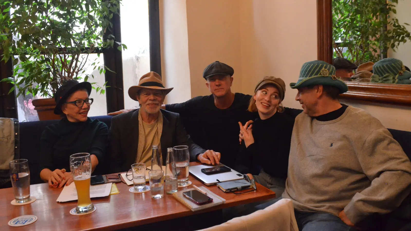 Bei der Lesung mitwirken werden (von links) Vroni von Quast, Claus Peter Seifert, Markus Böker, Lucca Rabenstein und Jo Vossenkuhl. (Foto: Michael Wüst)