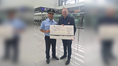 Der Leiter der Bundespolizei am Flughafen, Detlef Karioth (links), übergab Thomas Bihler vom Flughafenverein München einen Spendenscheck. (Foto: Bundespolizei)