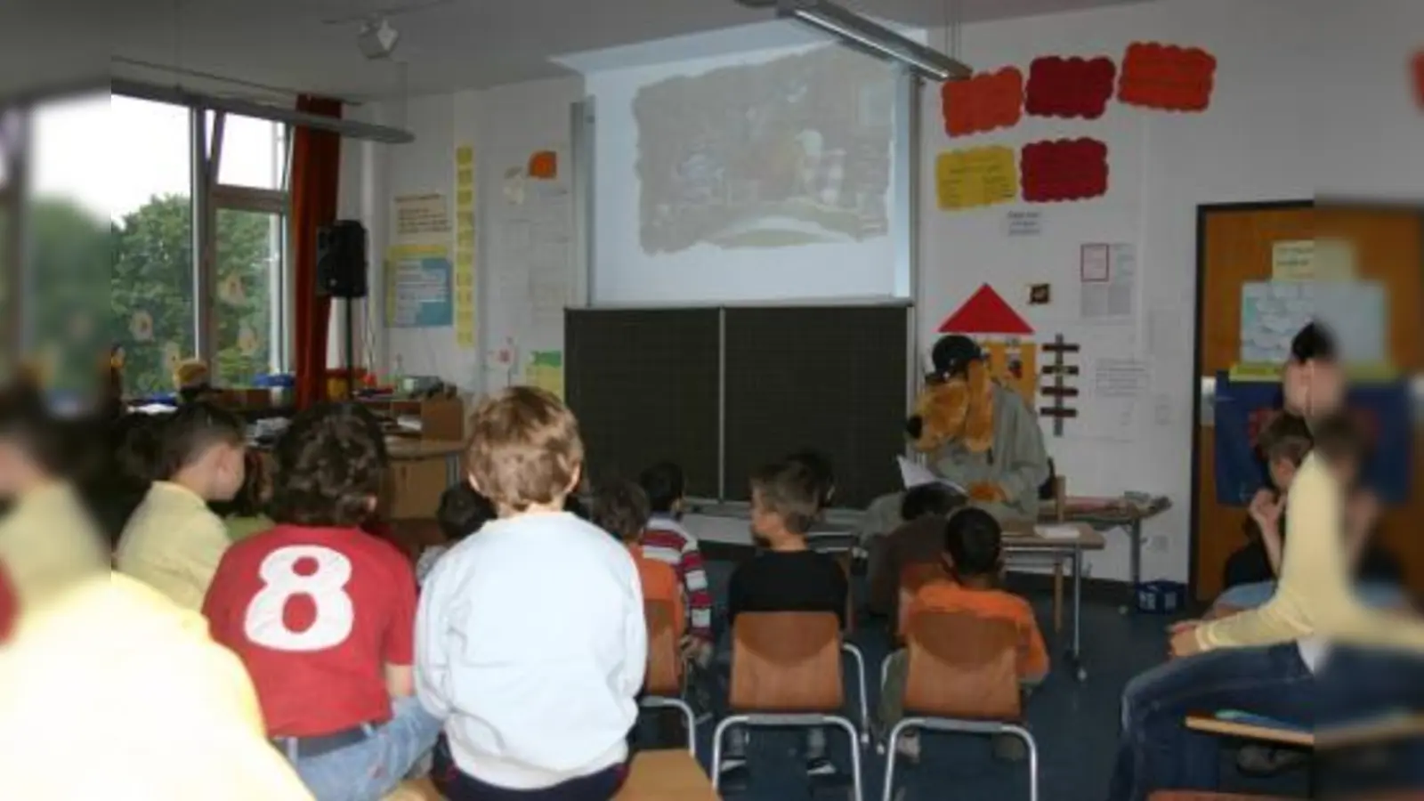 Geheimagent Morris alias Henra Dahlke liest den Kids der Jahrgangstufe zwei der Blumenauer Grundschule aus dem erfolgreichen Kinderbuch „Geheimagent Morris und das Geheimnis der alten Mühle” vor. (Foto: sk)