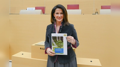 Forstministerin Michaela Kaniber stellte das „Forstlichen Gutachten zur Situation der Waldverjüngung 2021“ im Bayerischen Landtag vor. (Foto: Pia Regnet / StMELF)