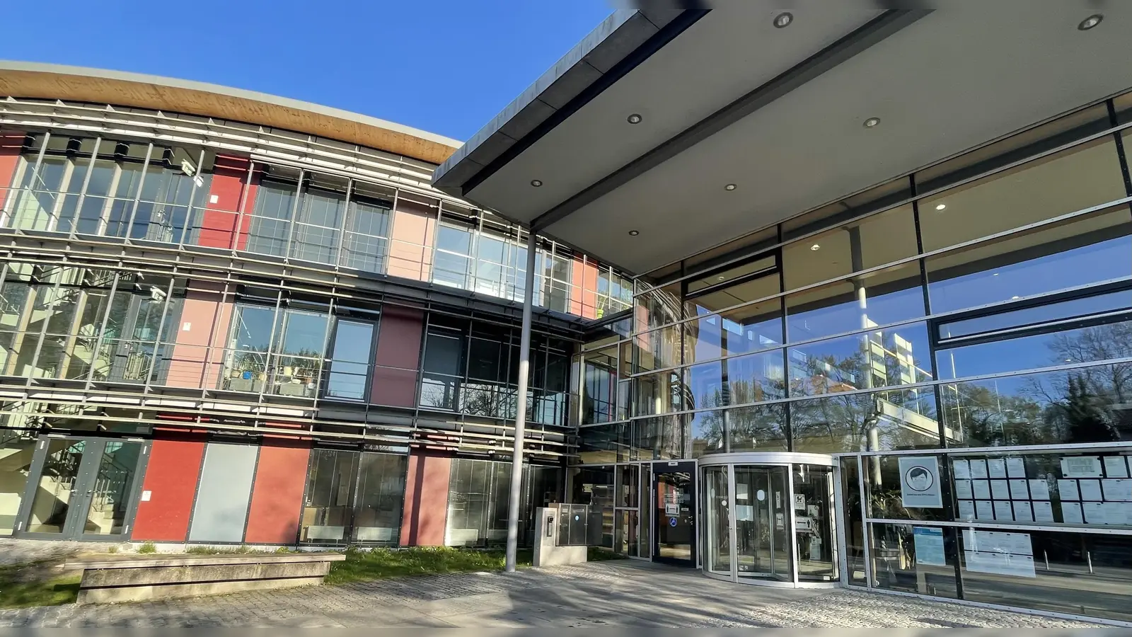 Die amtlichen Schreiben aus dem Landratsamt Fürstenfeldbruck ziert nun ein neues Logo, auf dem die Umrisse der Kreisbehörde durch Striche symbolisiert werden. (Foto: pst)