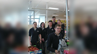 17 Azubis haben in den vergangenen drei Wochen bewiesen, was sie können. Diese sechs waren auch am Infotag im Einsatz: Katharina Wieselhuber, Franziska Weigel, Christopher Haimayer, Sebastian Graml, Stefanie Aigner (hinten v.l.) und Stefan Heinemann (v.). (Foto: se)