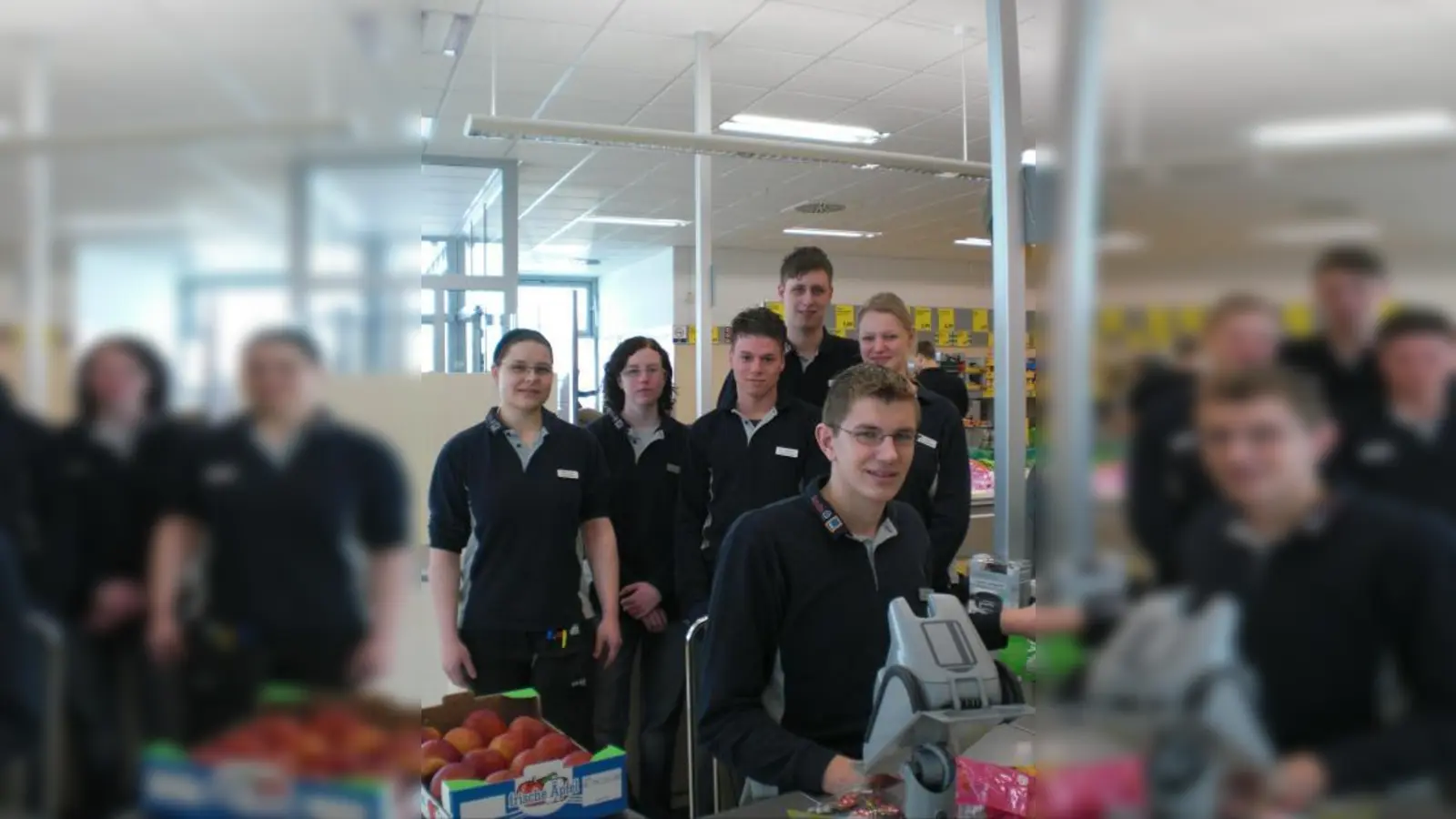 17 Azubis haben in den vergangenen drei Wochen bewiesen, was sie können. Diese sechs waren auch am Infotag im Einsatz: Katharina Wieselhuber, Franziska Weigel, Christopher Haimayer, Sebastian Graml, Stefanie Aigner (hinten v.l.) und Stefan Heinemann (v.). (Foto: se)