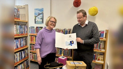 Bürgermeister Peter Köstler gratulierte der Gräfelfinger Gemeindebibliothek zum Titel „Partner der Schulen” und überreichte der Leiterin Elke Naeve die Urkunde. (Foto: Ulrike Seiffert)