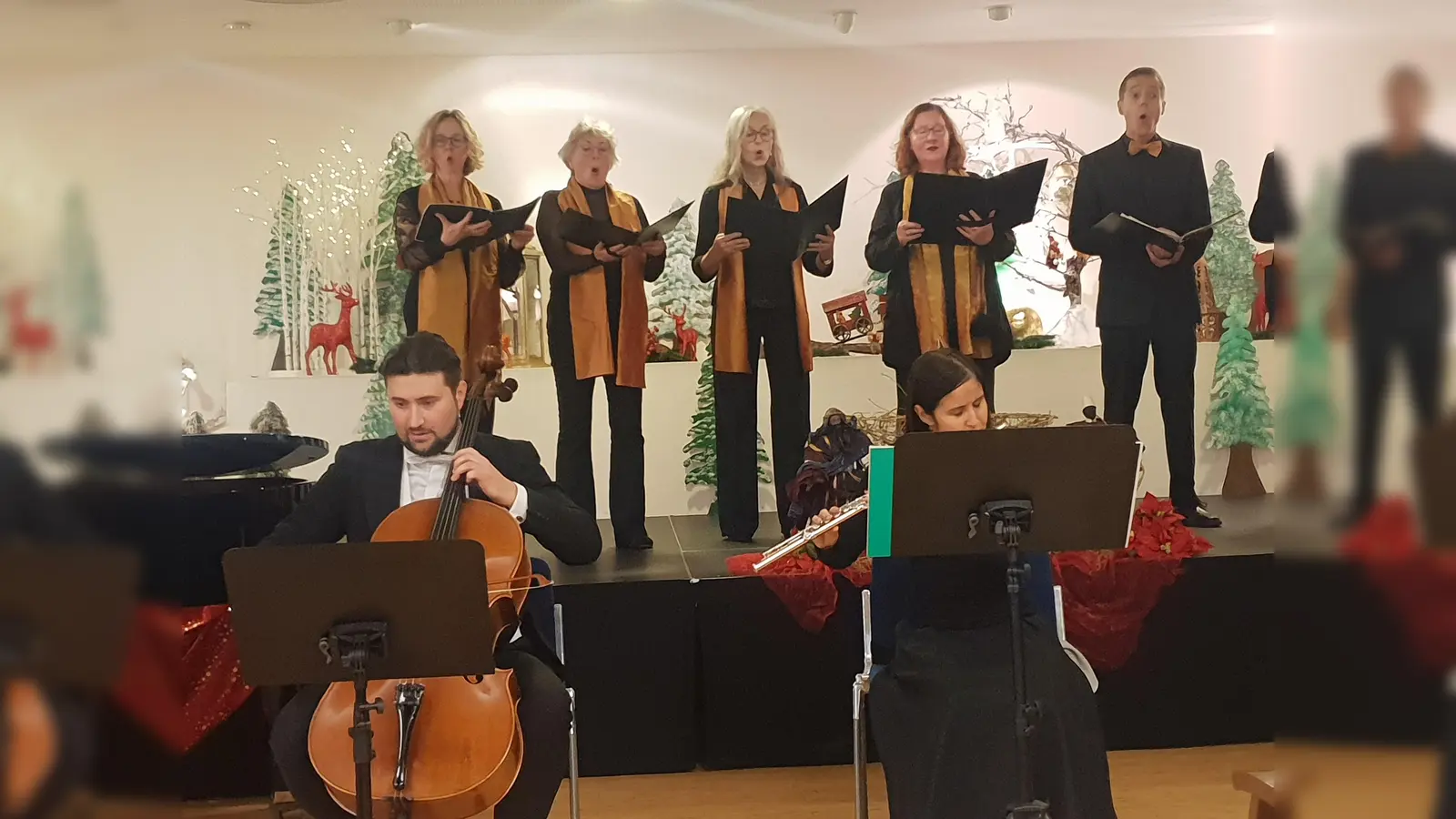 Die Bayerische Philharmonie spielte bekannte Musik zur Weihnacht im BRK-Seniorenwohnen Kieferngarten.  (Foto: VA)