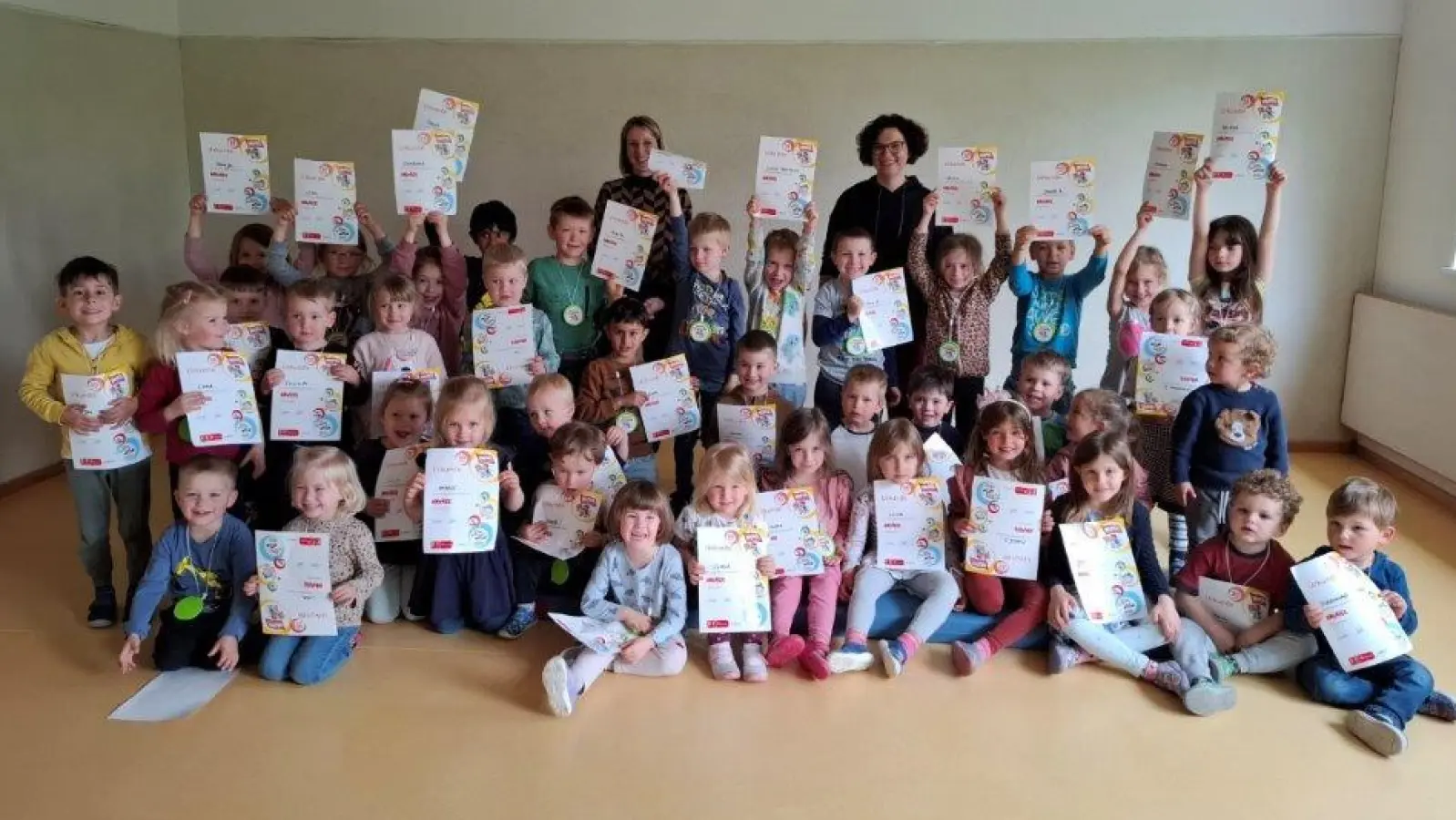 Auch dieses Jahr beteiligten sich die Kinder aus der Kita Tandern wieder an der Knaxiade. Etwa 50 Kinder waren einen ganzen Tag aktiv dabei und hatten großen Spaß an der Kinderolympiade. Michaela Jais von der Sparkasse Dachau (hinten links) begleitete die Siegerehrung. (Foto: Sparkasse)