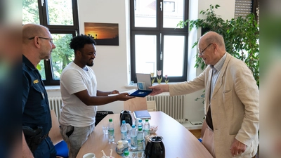 Als „Kavalier der Straße” ist ein 29-Jähriger aus dem Landkreis München ausgezeichnet worden. Er hatte einer gestürzten 70-Jährigen geholfen. (Foto: Polizeipräsidium München)