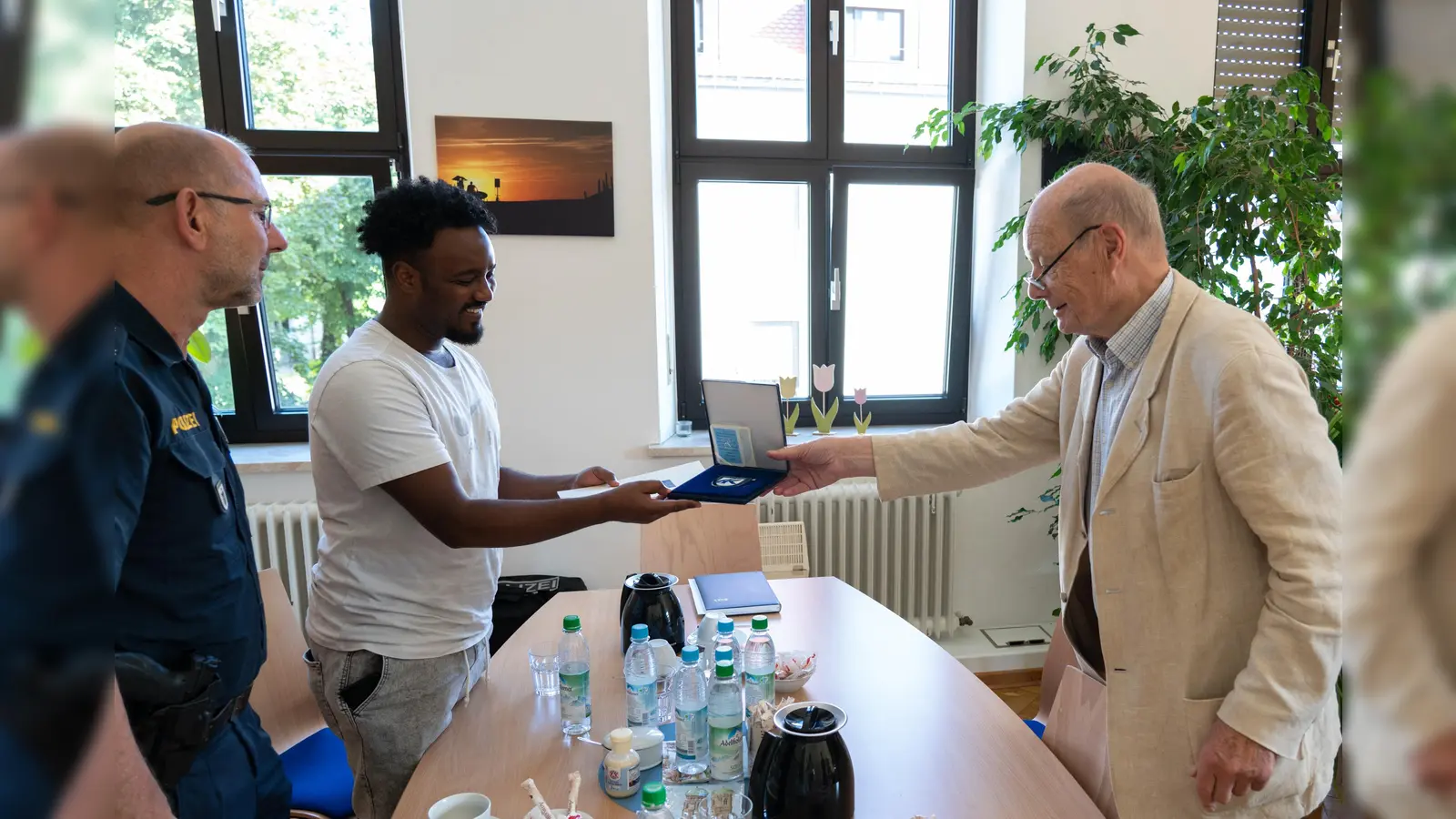 Als „Kavalier der Straße” ist ein 29-Jähriger aus dem Landkreis München ausgezeichnet worden. Er hatte einer gestürzten 70-Jährigen geholfen. (Foto: Polizeipräsidium München)