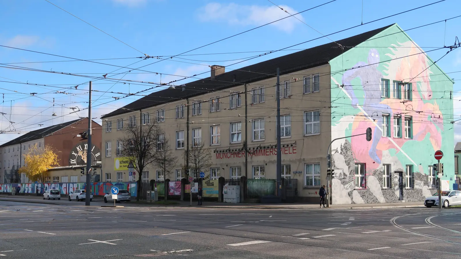 Im Mai hatte der Bezirksausschuss die Gestaltung des Leonrodhauses mit dem blauen Reiter initiiert. Jetzt hätte man gern auch bei der seitlichen Mauergestaltung mitentschieden. (Foto: Beatrix Köber)