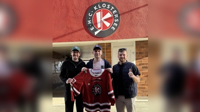Der Sportliche Leiter Marc Kerndl, Neuzugang Liam Hätinen und Kapitän Vitus Gleixner vom EHC Klostersee freuen sich auf die neue Saison. (Foto: smg)